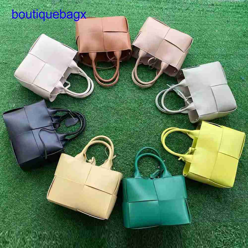 Luxury Bottegss Venetss Arco Evening Bags online store Song Hye Kyo's same genuine leather checkered woven handbag tote shopping S With logo Z3YE, Racing green
Luxury Bottegss Venetss Arco Evening Bags online store Song Hye Kyo's same genuine leather checkered woven handbag tote shopping S With logo Z3YE, Racing green