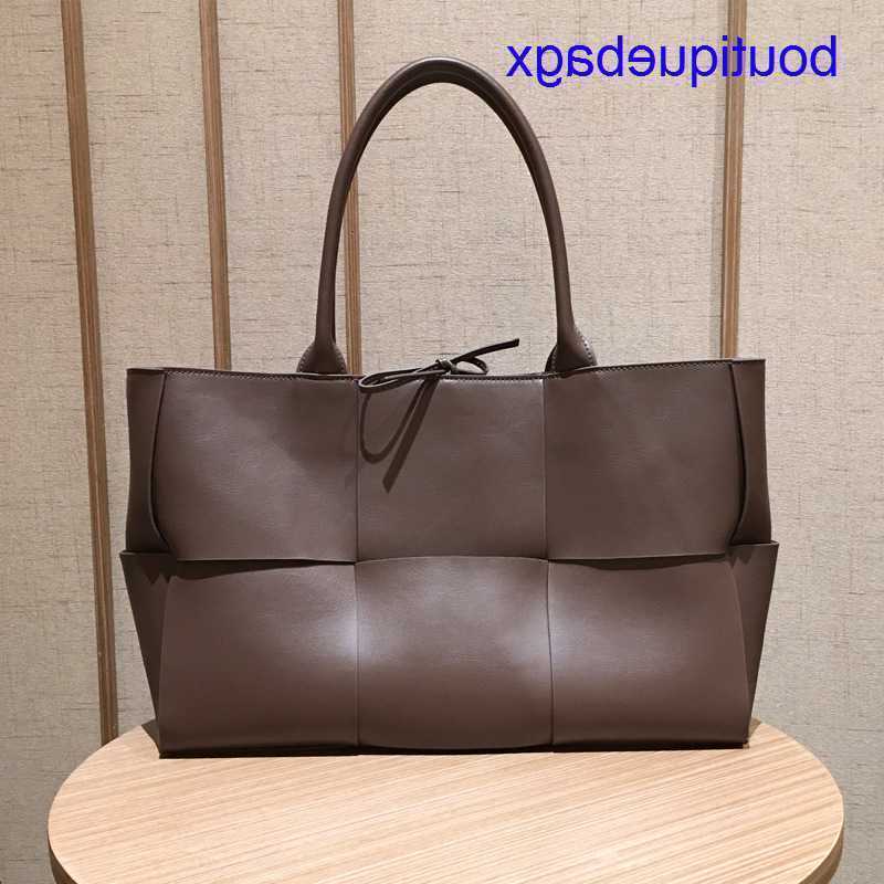 Luxury Bottegss Venetss Arco Evening Bags online store leather large bag Chessboard new hand hand woven capacity Tote Bag Fashion With logo OWTK, Medium light caramel
Luxury Bottegss Venetss Arco Evening Bags online store leather large bag Chessboard new hand hand woven capacity Tote Bag Fashion With logo OWTK, Medium light caramel