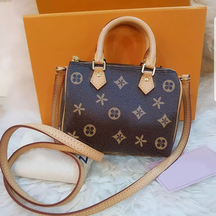 M81085 M46234 fashion Luxurys Designers handbags polene Bag speedy nano 20 25 Shoulder Bags leather clutch tote Mini travel Women's men sling trio 7a High quality, Light blue embossing
M81085 M46234 fashion Luxurys Designers handbags polene Bag speedy nano 20 25 Shoulder Bags leather clutch tote Mini travel Women's men sling trio 7a High quality, Light blue embossing