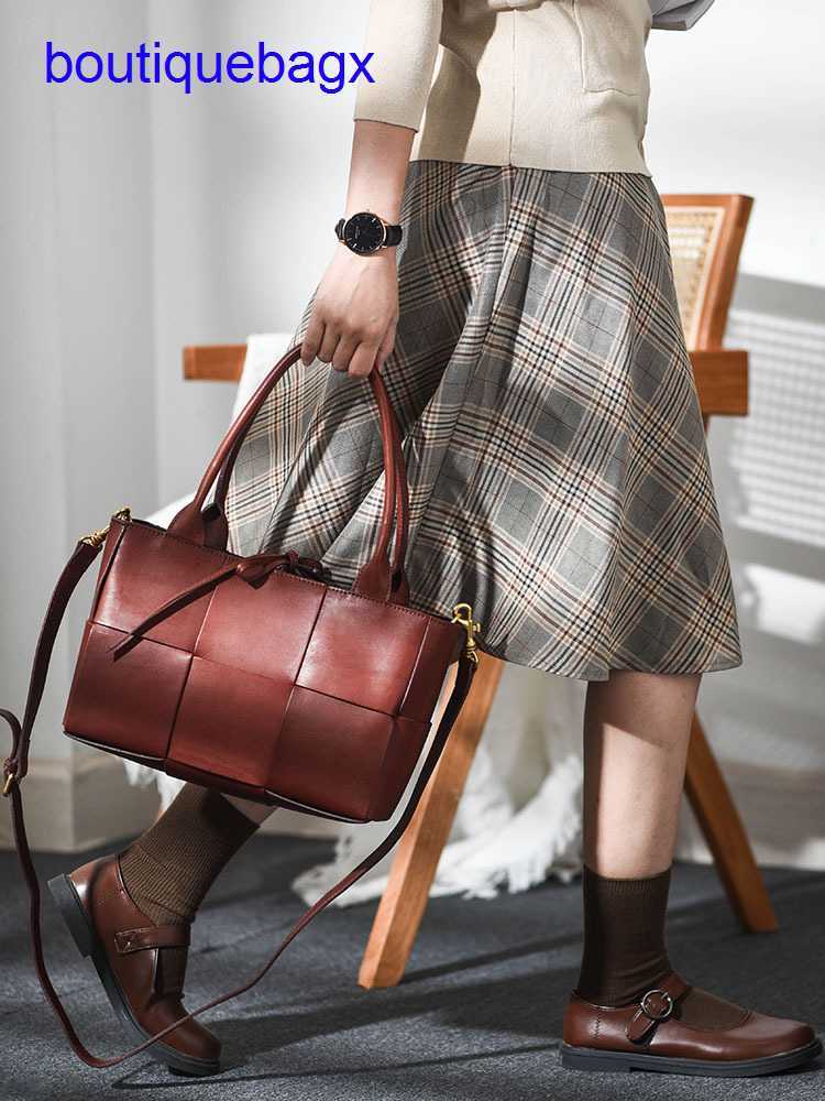 Original edition Luxury Bottegss Venetss Arco Evening Bags online store Designer vegetable tanned leather large capacity woven han With logo Q7RQ, 6472 coffee
Original edition Luxury Bottegss Venetss Arco Evening Bags online store Designer vegetable tanned leather large capacity woven han With logo Q7RQ, 6472 coffee