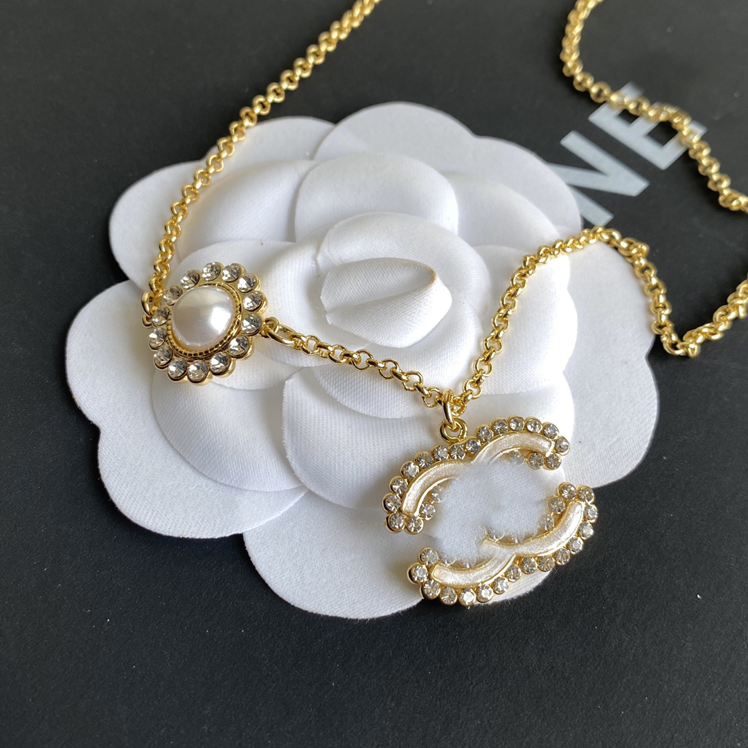18K Gold Plated Brass Copper Pendant Necklace LUXURY Women Designer Brand C-Letter Rhinestone Round Pearl Necklaces Choker Chain Wedding Jewelry Love Gifts
18K Gold Plated Brass Copper Pendant Necklace LUXURY Women Designer Brand C-Letter Rhinestone Round Pearl Necklaces Choker Chain Wedding Jewelry Love Gifts
