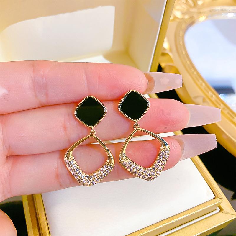 Dangle Earrings Simple Shiny Zircon Micro Inlaid Geometric Ear Studs 925 Silver Needle Black Square Fashion Personality Jewelry
Dangle Earrings Simple Shiny Zircon Micro Inlaid Geometric Ear Studs 925 Silver Needle Black Square Fashion Personality Jewelry