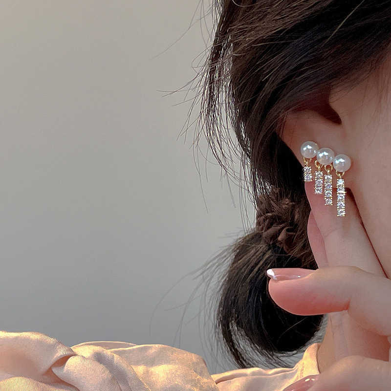 Dangle Chandelier Korean Fashion Long Zircon Pearl Tassel Earrings 2022 Luxury Crystal Four Row Tassel Earrings for Woman Jewelry Accessories G230313
Dangle Chandelier Korean Fashion Long Zircon Pearl Tassel Earrings 2022 Luxury Crystal Four Row Tassel Earrings for Woman Jewelry Accessories G230313