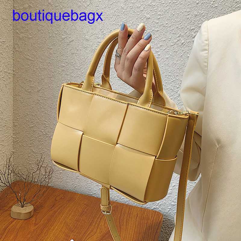 Luxury Bottegss Venetss Arco Evening Bags online store Small Women's Summer Versatile 2023 New Fashion Crossbody Handheld Woven Sq With logo MELK, Black6
Luxury Bottegss Venetss Arco Evening Bags online store Small Women's Summer Versatile 2023 New Fashion Crossbody Handheld Woven Sq With logo MELK, Black6