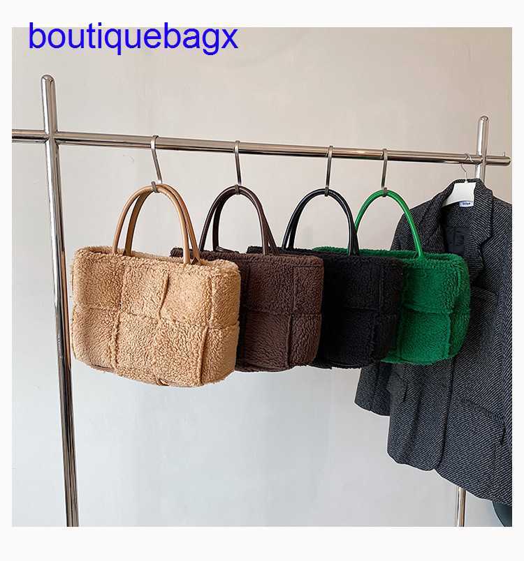 Luxury Bottegss Venetss Arco Evening Bags online store 2023 Autumn and Winter New Network Red Tide Versatile Woven Large Capacity With logo 5X0P, Black7
Luxury Bottegss Venetss Arco Evening Bags online store 2023 Autumn and Winter New Network Red Tide Versatile Woven Large Capacity With logo 5X0P, Black7