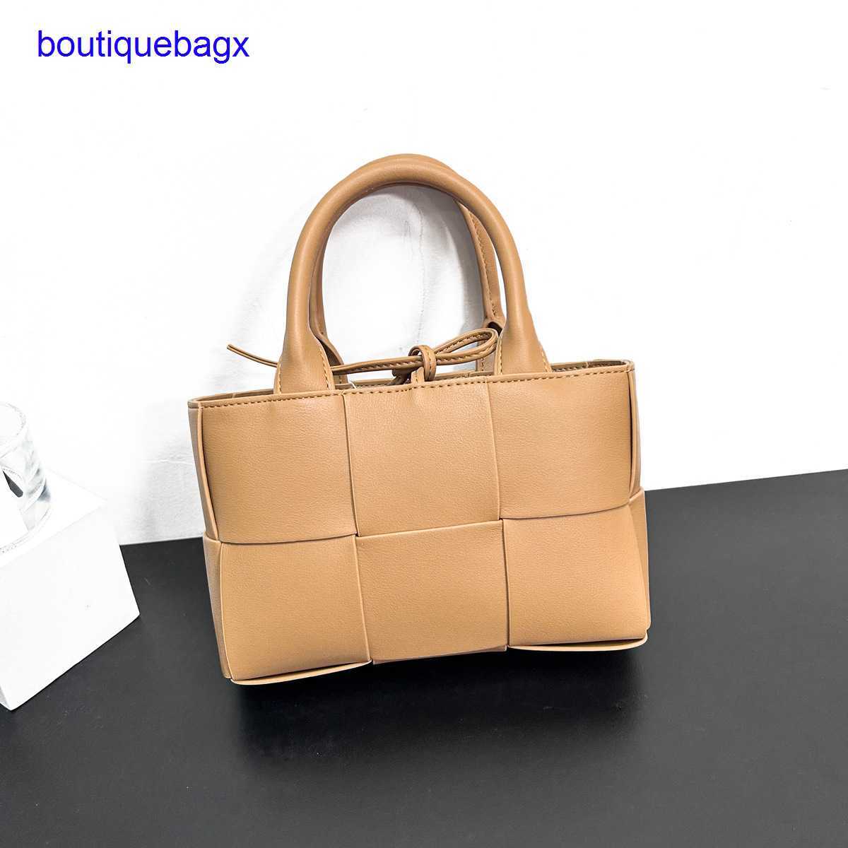 Luxury Bottegss Venetss Arco Evening Bags online store new bag autumn and winter texture large 2023 woven tote women's leather cap With logo 7MFF, Light brown cowhide-
Luxury Bottegss Venetss Arco Evening Bags online store new bag autumn and winter texture large 2023 woven tote women's leather cap With logo 7MFF, Light brown cowhide-