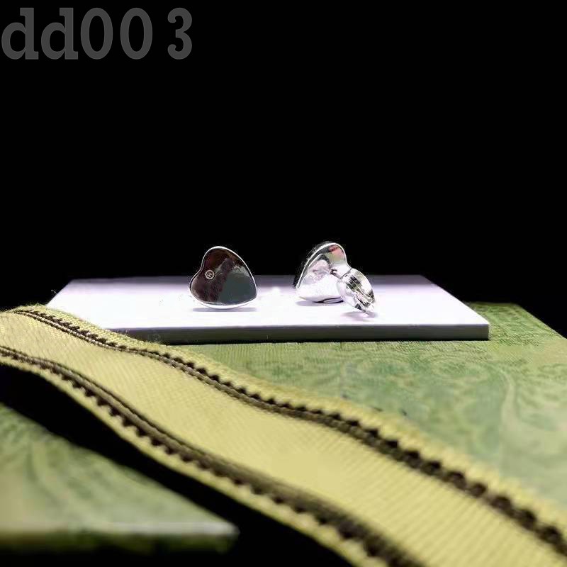 Romantic plated gold earrings luxury designer earings classical fashion simple street meatal smooth retro jewelry women small heart stud earring cjeweler ZB017 Q2
Romantic plated gold earrings luxury designer earings classical fashion simple street meatal smooth retro jewelry women small heart stud earring cjeweler ZB017 Q2