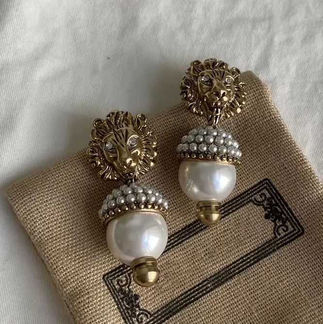 fashion brand hoop earring color diamond double letter brass material personality Earrings women wedding party designer jewelry high quality with box
fashion brand hoop earring color diamond double letter brass material personality Earrings women wedding party designer jewelry high quality with box