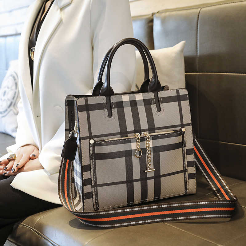 Bag leather Tote bag women's 2023 new plaid wide shoulder strap briefcase portable shoulder bag fashion, Checkered bag
Bag leather Tote bag women's 2023 new plaid wide shoulder strap briefcase portable shoulder bag fashion, Checkered bag