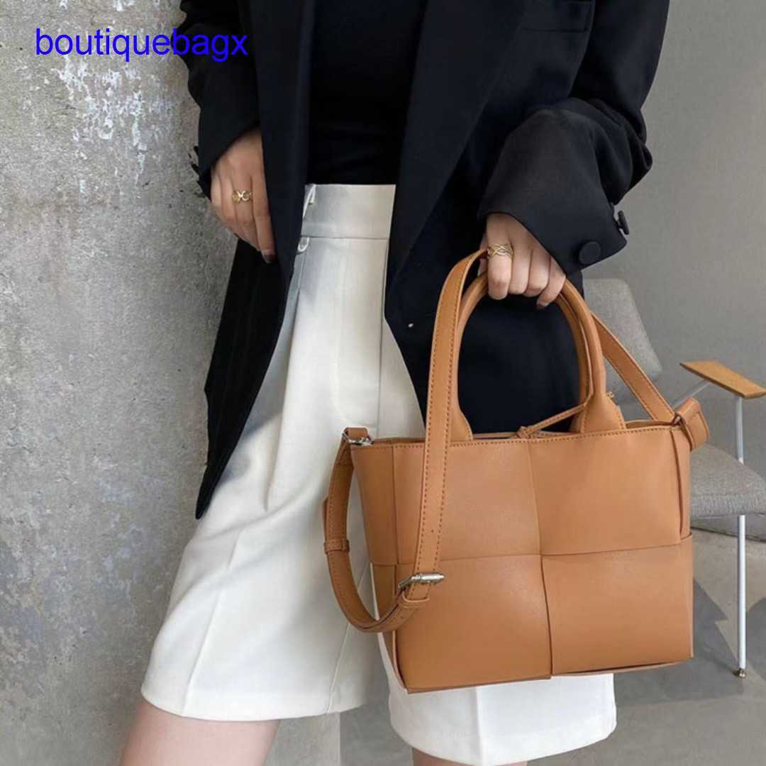 Luxury Bottegss Venetss Arco Evening Bags online store bag 2023 autumn and winter new large woven tote women's cowhide simple vers With logo EWQV, Yellow trumpet
Luxury Bottegss Venetss Arco Evening Bags online store bag 2023 autumn and winter new large woven tote women's cowhide simple vers With logo EWQV, Yellow trumpet