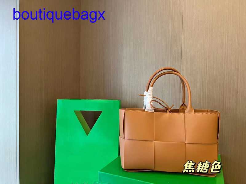 Original edition Luxury Bottegss Venetss Arco Evening Bags online store handbag DIVANI Woven Tote Bag Single-shoulder Women's Larg With logo UR1B, Black and white edge
Original edition Luxury Bottegss Venetss Arco Evening Bags online store handbag DIVANI Woven Tote Bag Single-shoulder Women's Larg With logo UR1B, Black and white edge