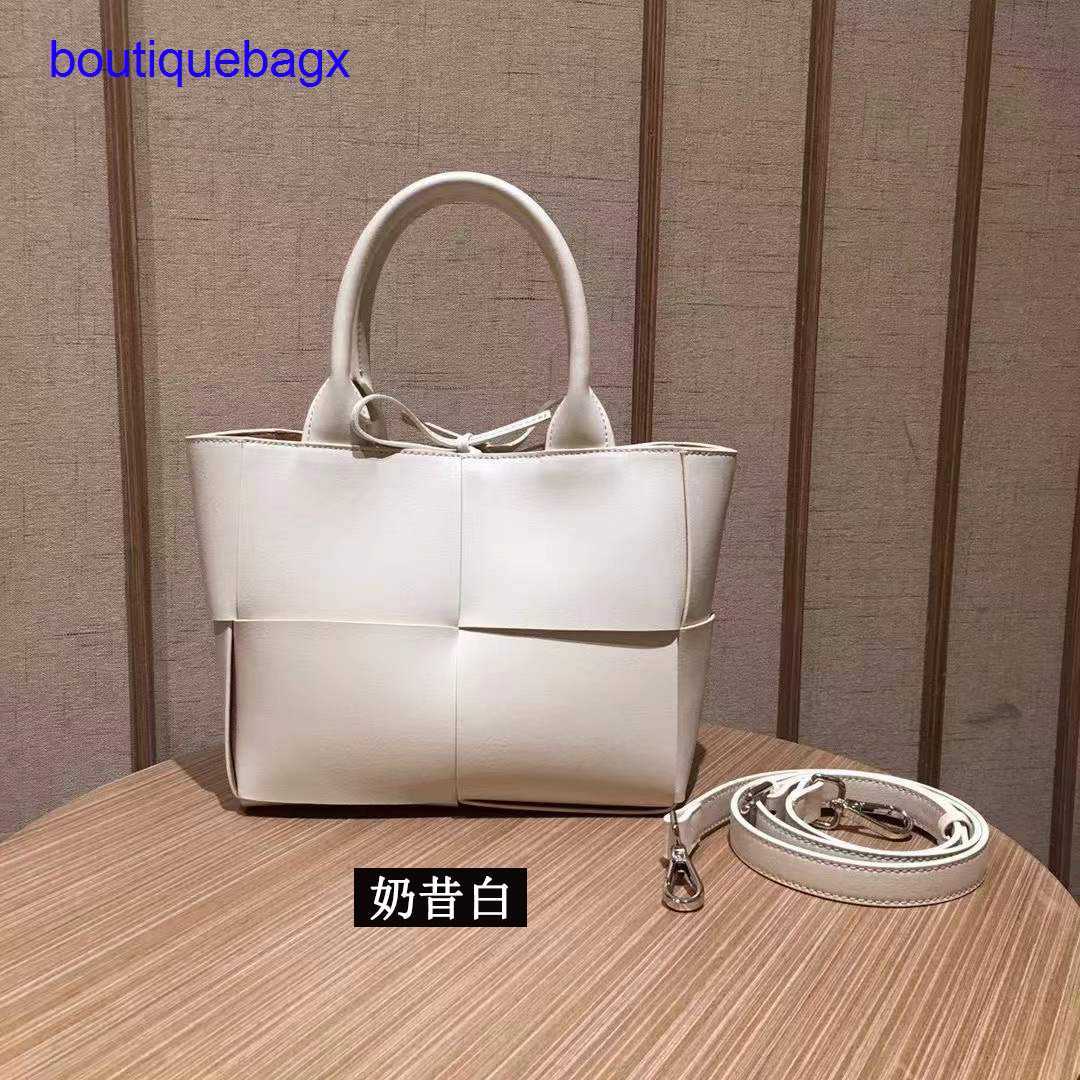 Luxury Bottegss Venetss Arco Evening Bags online store texture 2023 new big bag autumn winter woven tote women's leather large cap With logo F0RJ, Black2
Luxury Bottegss Venetss Arco Evening Bags online store texture 2023 new big bag autumn winter woven tote women's leather large cap With logo F0RJ, Black2