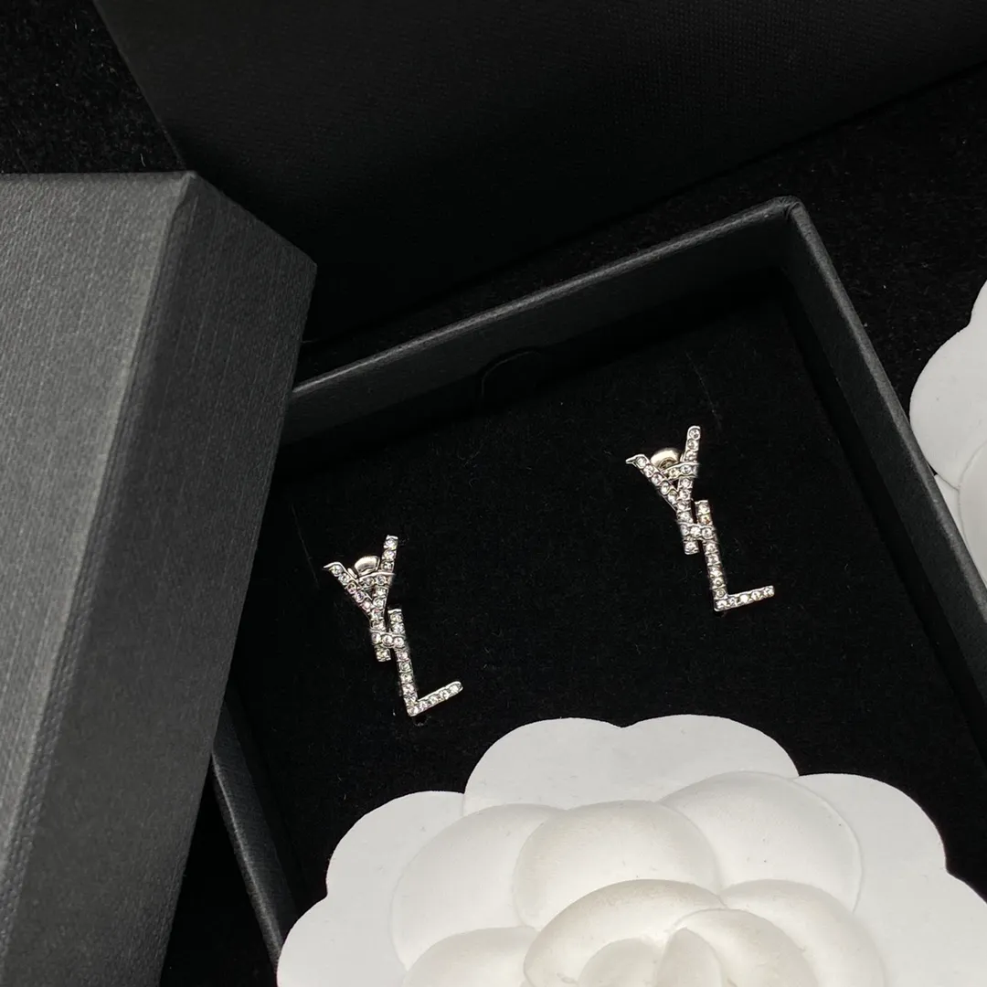 Luxury Designer Diamond Earrings For Women Fashion Gold Studs Earring Mens Jewelry Letters Y Ear Stud Classic Hoops Ornaments 2303134BF
Luxury Designer Diamond Earrings For Women Fashion Gold Studs Earring Mens Jewelry Letters Y Ear Stud Classic Hoops Ornaments 2303134BF