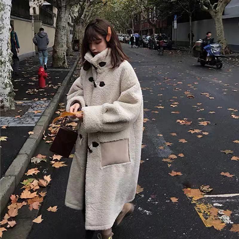 Women's Wool & Blends Beige Long Coat Horn Buckle Lamb Lapel Thick Winter Big Pocket Plush To Keep Warm Loose Faux Fur
Women's Wool & Blends Beige Long Coat Horn Buckle Lamb Lapel Thick Winter Big Pocket Plush To Keep Warm Loose Faux Fur