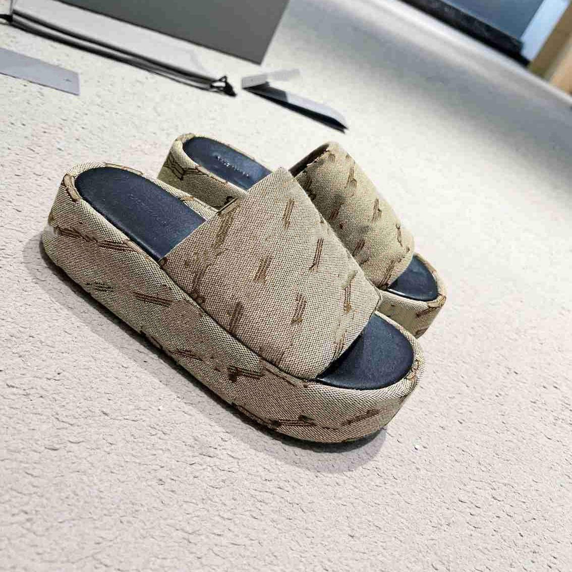 Men Woman Sandals Summer Fashion Slippers Thick Bottom Balencaigaity Chunky Rubber Slides Platform Alphabet Lady Bright leather Heel Sandal Beach Shoes b7
Men Woman Sandals Summer Fashion Slippers Thick Bottom Balencaigaity Chunky Rubber Slides Platform Alphabet Lady Bright leather Heel Sandal Beach Shoes b7