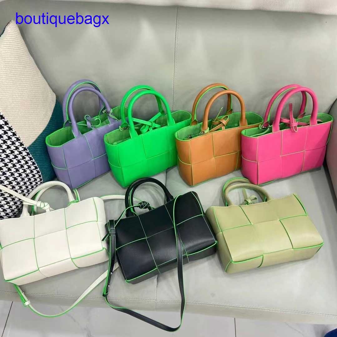 Luxury Bottegss Venetss Arco Evening Bags online store Autumn and Winter 2023 New Woven Women's Advanced Color Contrast Portable V With logo IUU2, Parrot green
Luxury Bottegss Venetss Arco Evening Bags online store Autumn and Winter 2023 New Woven Women's Advanced Color Contrast Portable V With logo IUU2, Parrot green
