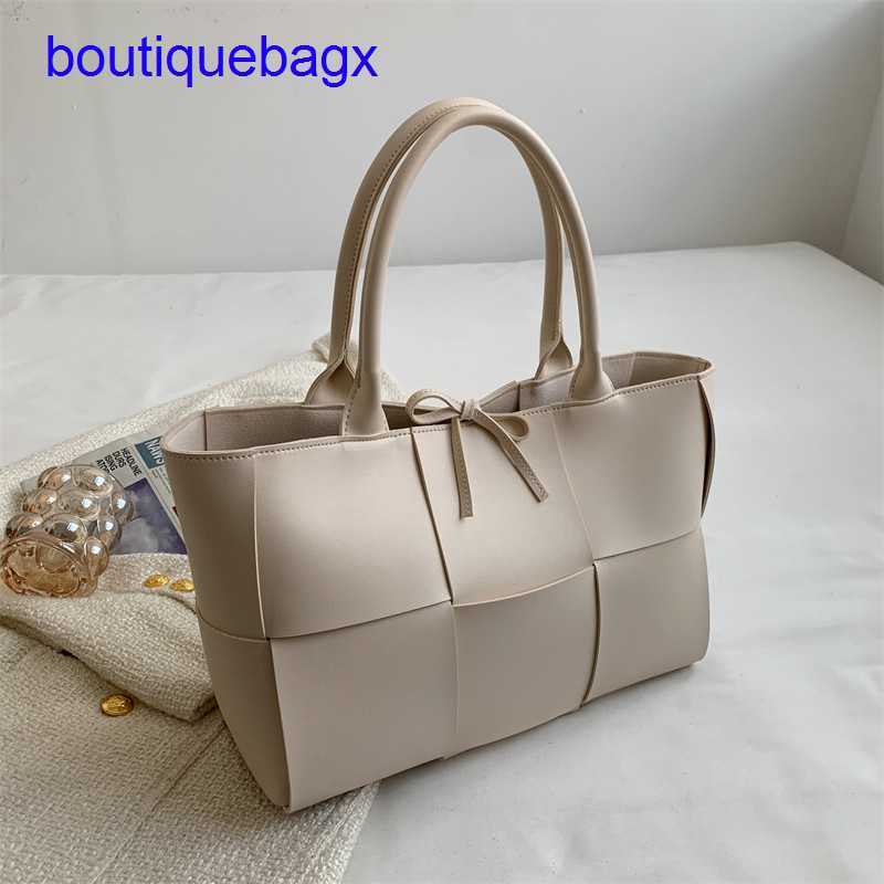 Luxury Bottegss Venetss Arco Evening Bags online store tote 2023 women's spring knitting bag new high-capacity large lattice hand With logo PHYN, White6
Luxury Bottegss Venetss Arco Evening Bags online store tote 2023 women's spring knitting bag new high-capacity large lattice hand With logo PHYN, White6
