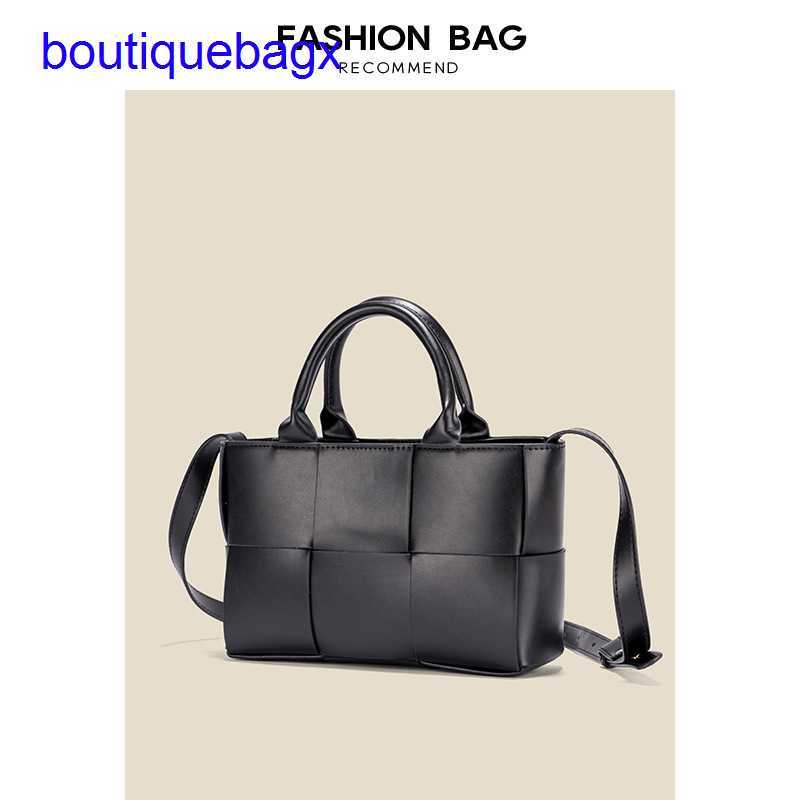 Luxury Bottegss Venetss Arco Evening Bags online store new woven bag tote shopping 2023 shoulder hand mother With logo IM0Z, Black8
Luxury Bottegss Venetss Arco Evening Bags online store new woven bag tote shopping 2023 shoulder hand mother With logo IM0Z, Black8