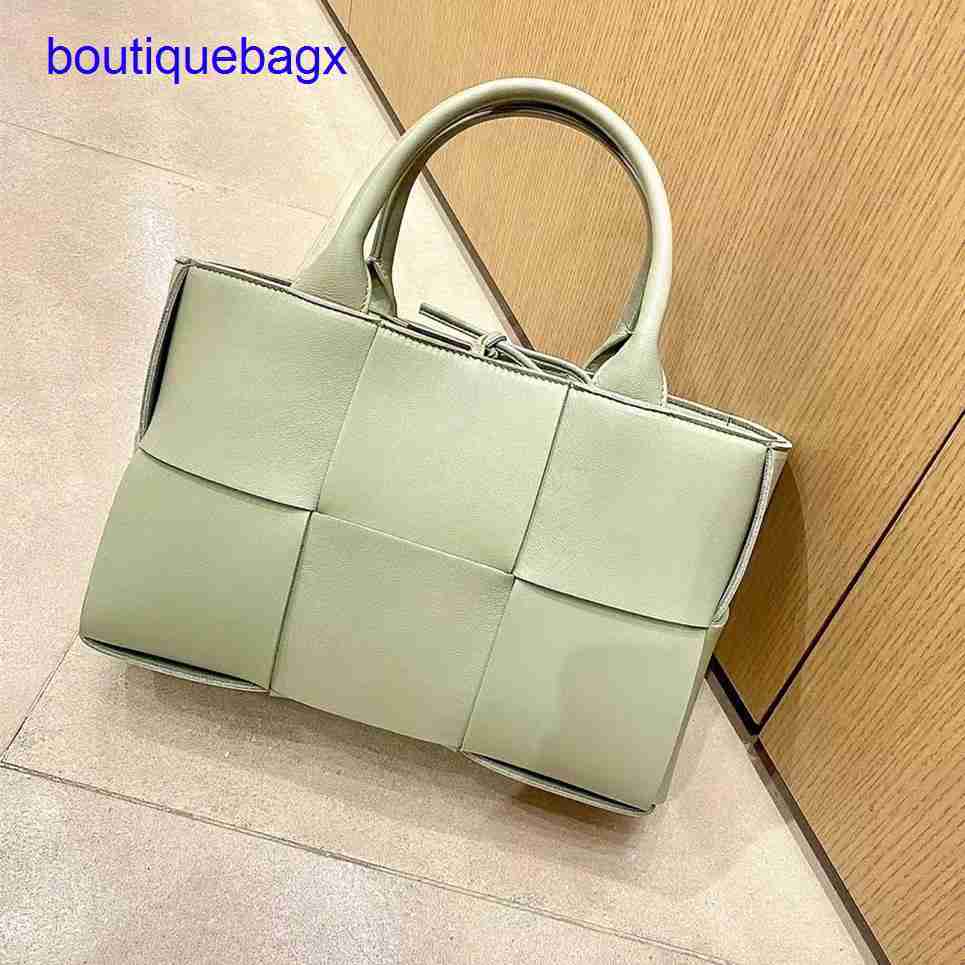 Original edition Luxury Bottegss Venetss Arco Evening Bags online store large High-end home bag V woven arco tote shopping bucket With logo GM22, More color k customer service
Original edition Luxury Bottegss Venetss Arco Evening Bags online store large High-end home bag V woven arco tote shopping bucket With logo GM22, More color k customer service