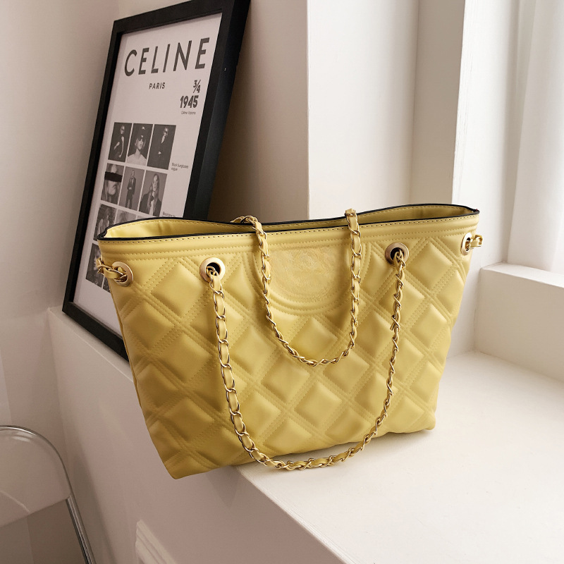 Tote Bag New Diamond Chain Korean Style Large Capacity Personalized Fashion Shoulder Messenger Bags Classic, 26*22*11cm
Tote Bag New Diamond Chain Korean Style Large Capacity Personalized Fashion Shoulder Messenger Bags Classic, 26*22*11cm