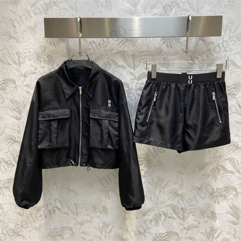 Womens Designer Tracksuits Early Spring Black Workwear Fashion Casual Loose Small Lapel Shoulder Jacket Jacket Jacket With Elastic Shorts Set Contrast Embroidery
Womens Designer Tracksuits Early Spring Black Workwear Fashion Casual Loose Small Lapel Shoulder Jacket Jacket Jacket With Elastic Shorts Set Contrast Embroidery