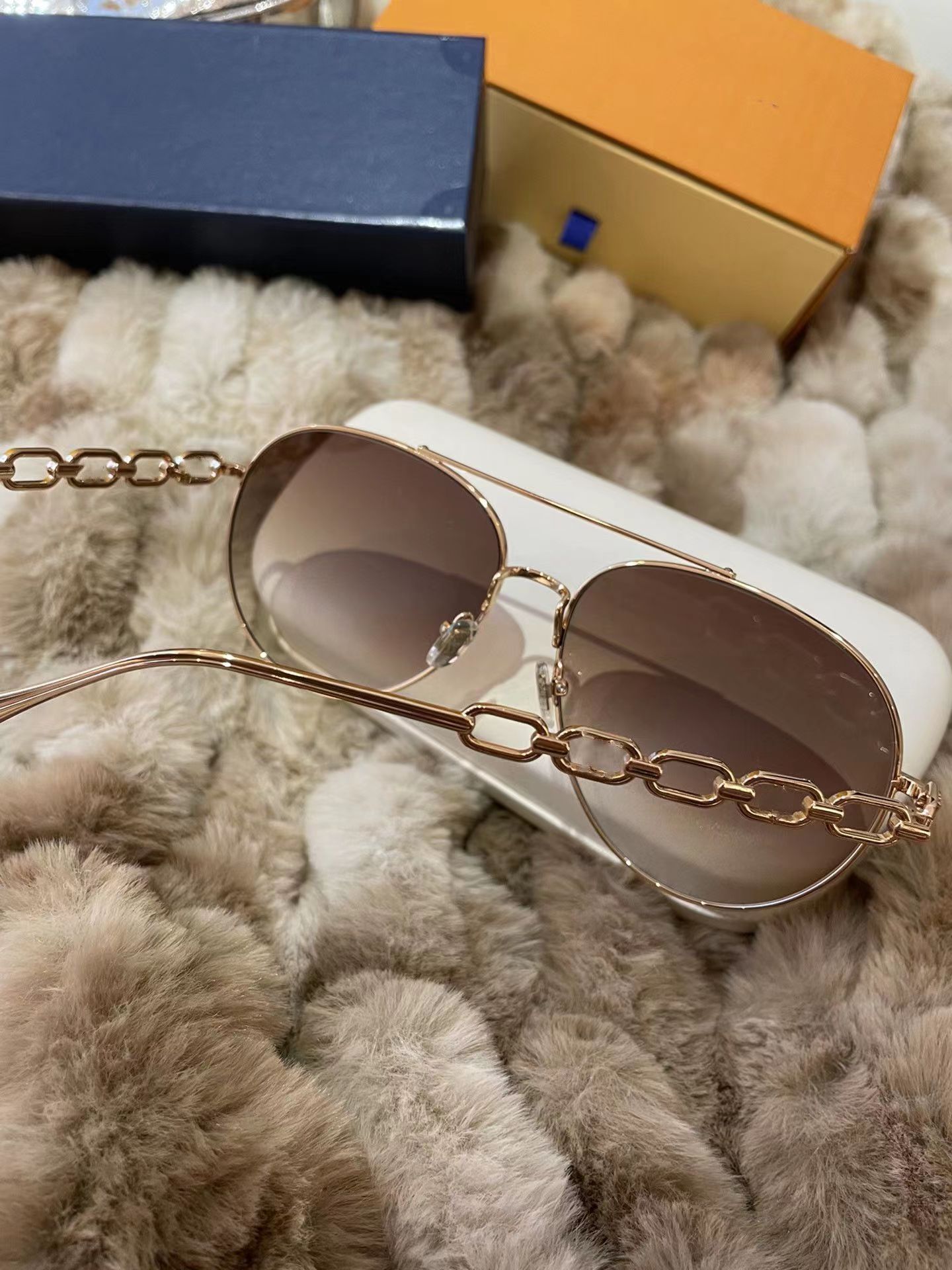 Classic Sunglasses Brand Designer UV400 Eyewear Metal Gold Frame Sun Glasses Men Women Sunglasses With Box
Classic Sunglasses Brand Designer UV400 Eyewear Metal Gold Frame Sun Glasses Men Women Sunglasses With Box
