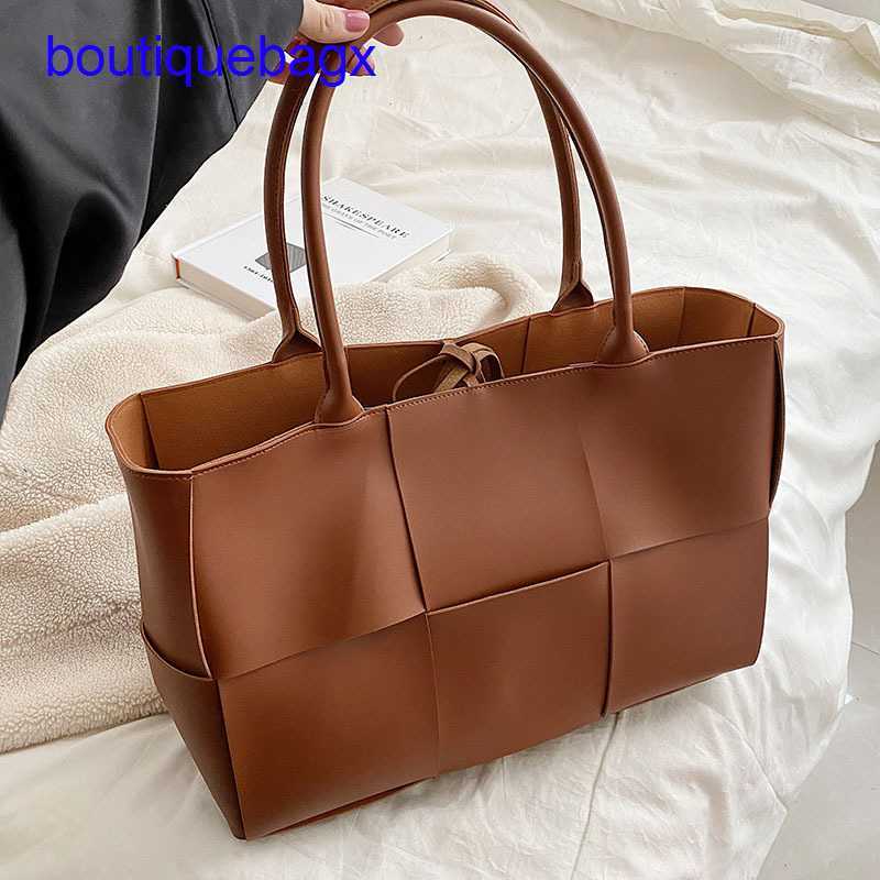 Luxury Bottegss Venetss Arco Evening Bags online store New Women's Autumn and 2023 Winter Texture Fashion Woven Shoulder Versatile With logo 331L, Black6
Luxury Bottegss Venetss Arco Evening Bags online store New Women's Autumn and 2023 Winter Texture Fashion Woven Shoulder Versatile With logo 331L, Black6