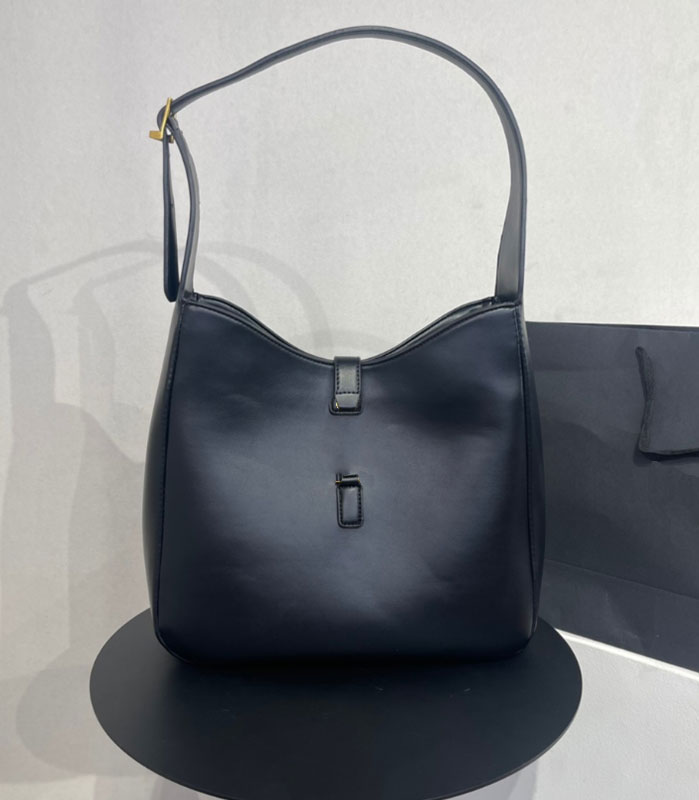 Women's Handbag Black Matte Tote Shopping bag Single Shoulder Bag Crossbody bag Fashion All-match leather large capacity classic letter clutch bag
Women's Handbag Black Matte Tote Shopping bag Single Shoulder Bag Crossbody bag Fashion All-match leather large capacity classic letter clutch bag