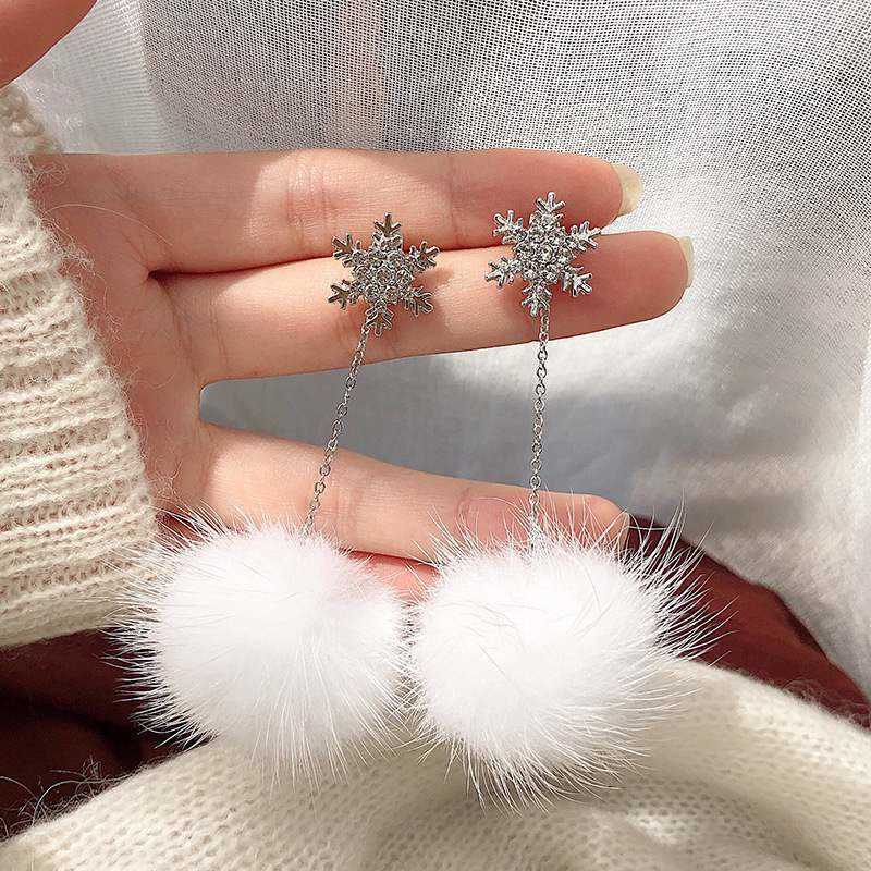 Dangle Chandelier Autumn New Fashion Long Mink Fur Fluffy Hairball Dangle Earrings For Women Girls Party Jewelry Crystal Snowflake Drop Earring G230313
Dangle Chandelier Autumn New Fashion Long Mink Fur Fluffy Hairball Dangle Earrings For Women Girls Party Jewelry Crystal Snowflake Drop Earring G230313
