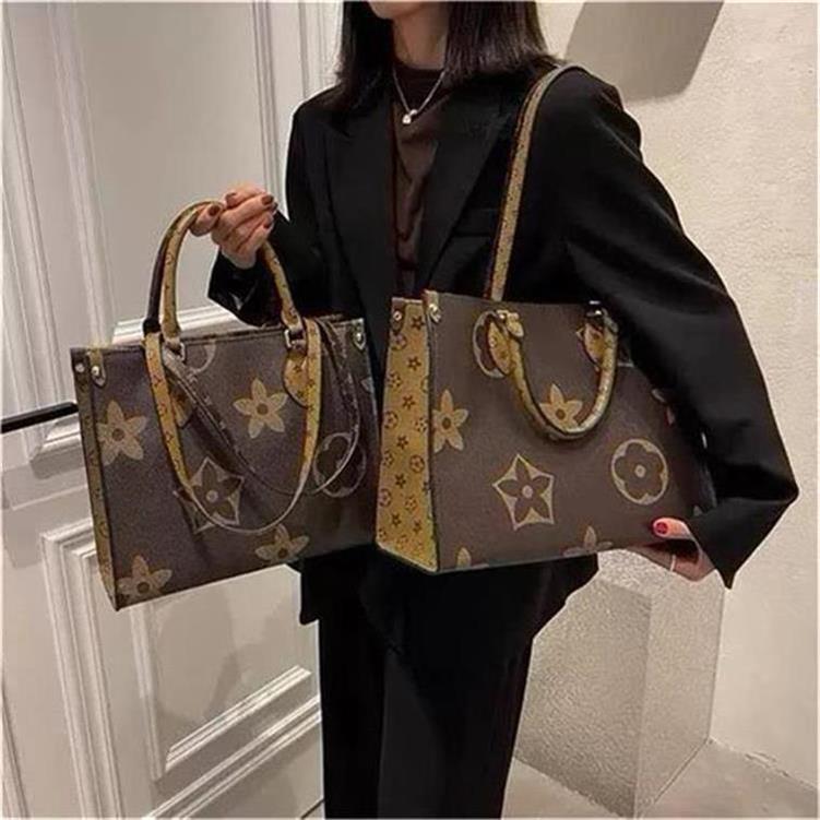 Evening Bags Luxurys Designer Onthego Embossed Black Flower Bag Women Bags Handbags Tote Shoulder Handbag Leather Diamond Even
Evening Bags Luxurys Designer Onthego Embossed Black Flower Bag Women Bags Handbags Tote Shoulder Handbag Leather Diamond Even