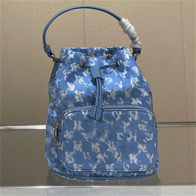 Luxury the leather bucket bag Womens men Designer classic Drawstring shoulder fashion wallet buckets top handle purses handbag Crossbody Unisex bags QWAS
Luxury the leather bucket bag Womens men Designer classic Drawstring shoulder fashion wallet buckets top handle purses handbag Crossbody Unisex bags QWAS