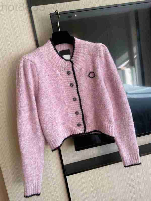 Women' Sweaters Designer Runway Pink Long Sleeve Knit Sweater with Brooch Women Solid O-neck Lady Elegant Knitted Cardigan 3MBJ
Women' Sweaters Designer Runway Pink Long Sleeve Knit Sweater with Brooch Women Solid O-neck Lady Elegant Knitted Cardigan 3MBJ