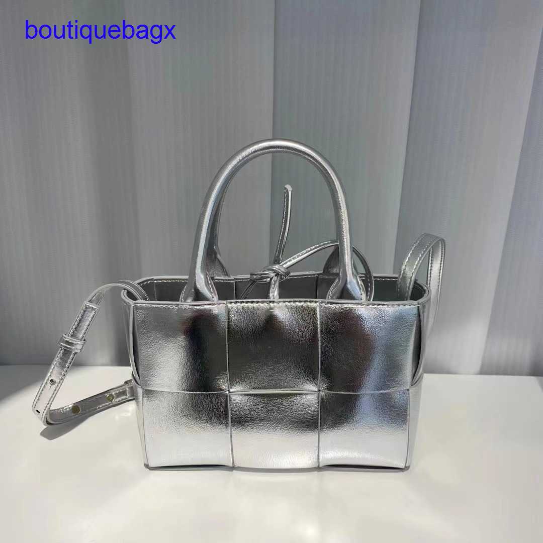 Luxury Bottegss Venetss Arco Evening Bags online store large woven tote bag 2023 capacity vegetable new basket color contrast leat With logo XX8U, Gold9
Luxury Bottegss Venetss Arco Evening Bags online store large woven tote bag 2023 capacity vegetable new basket color contrast leat With logo XX8U, Gold9