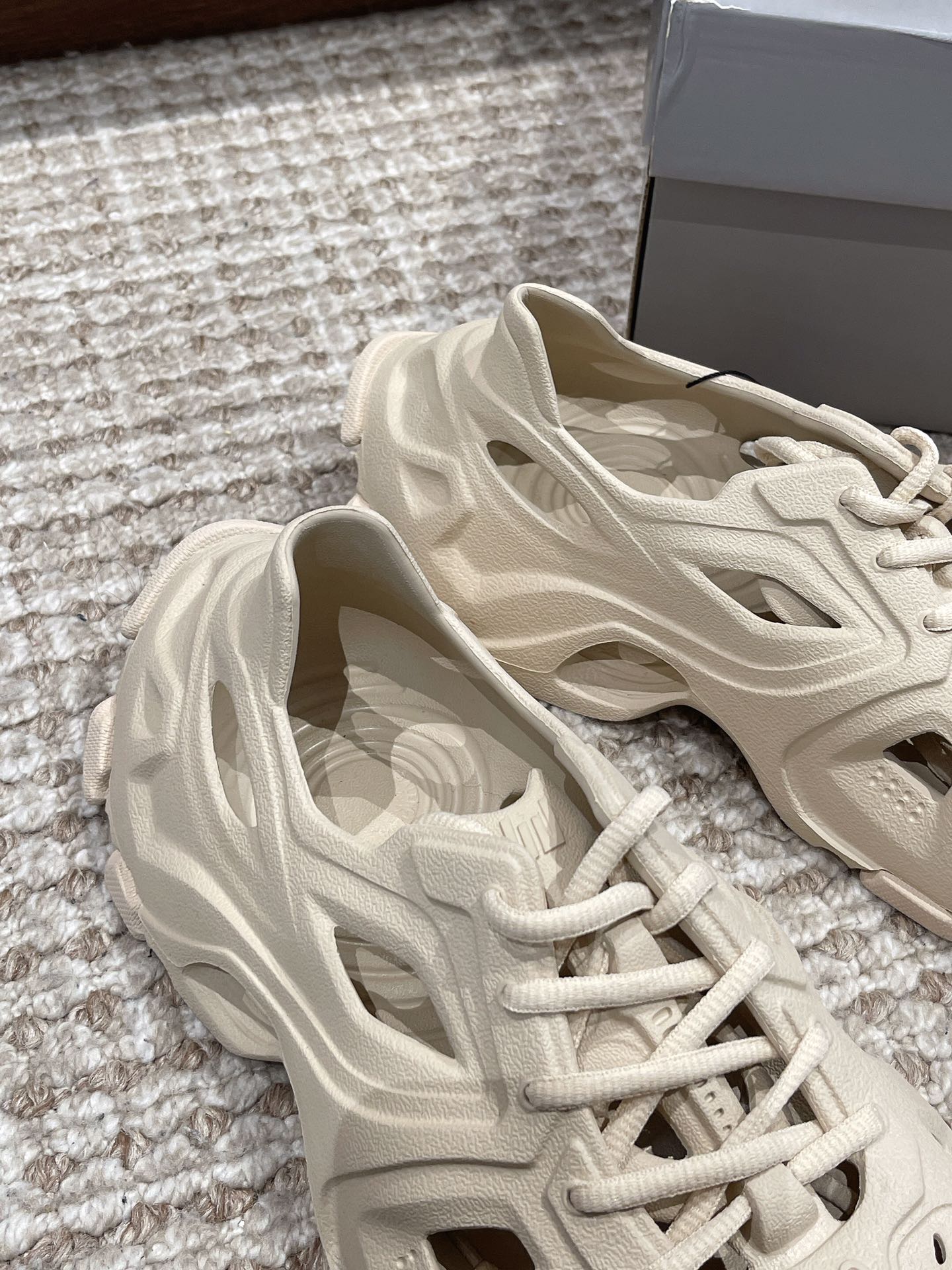 Designer HD Lace-up Shoes Holes Foam Rubber Waterproof Low-top Outdoor Fashion Sandals Size 39-45, Color2
Designer HD Lace-up Shoes Holes Foam Rubber Waterproof Low-top Outdoor Fashion Sandals Size 39-45, Color2