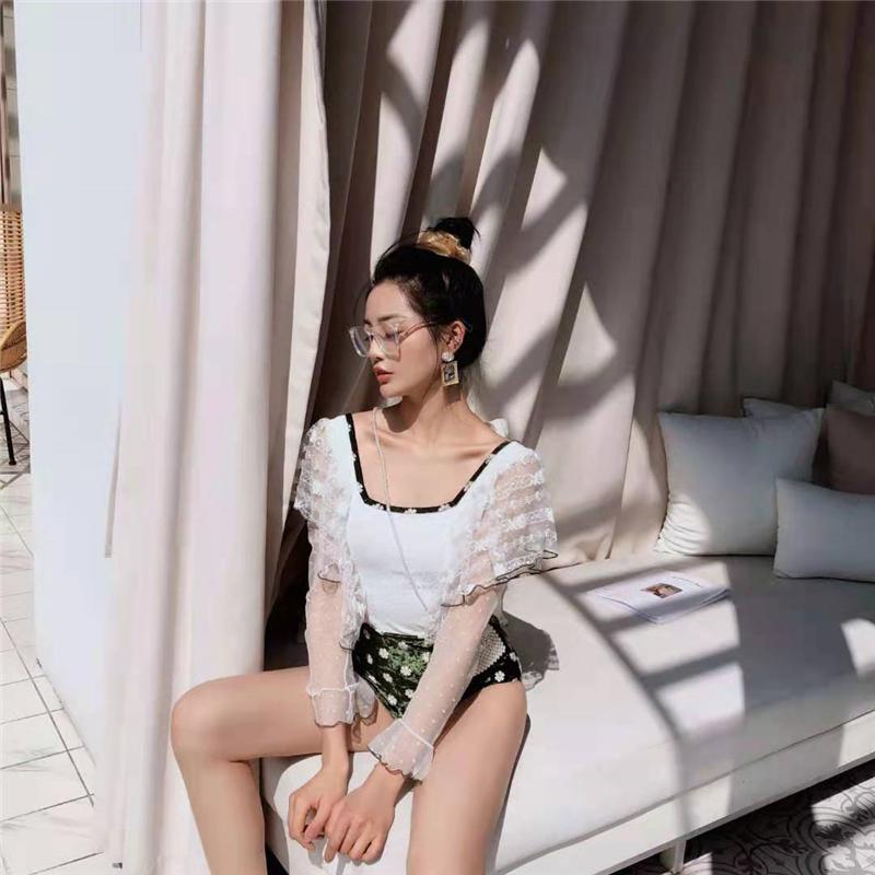 Swimwears One-Piece Suits Sexy Lace One Piece Swimsuit Women's Short Sleeve Swimwear Korean Style Gauze Ruffled Bathing Suit Beachwear
Swimwears One-Piece Suits Sexy Lace One Piece Swimsuit Women's Short Sleeve Swimwear Korean Style Gauze Ruffled Bathing Suit Beachwear