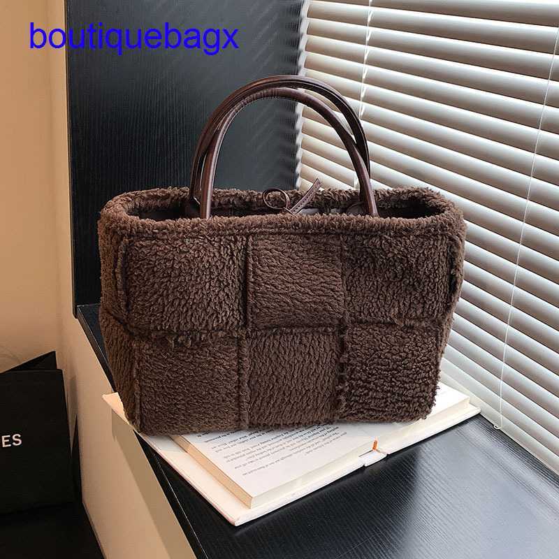 Luxury Bottegss Venetss Arco Evening Bags online store Small crowd design large capacity portable plush bag women's 2023 new fashi With logo RZKO, Black5
Luxury Bottegss Venetss Arco Evening Bags online store Small crowd design large capacity portable plush bag women's 2023 new fashi With logo RZKO, Black5