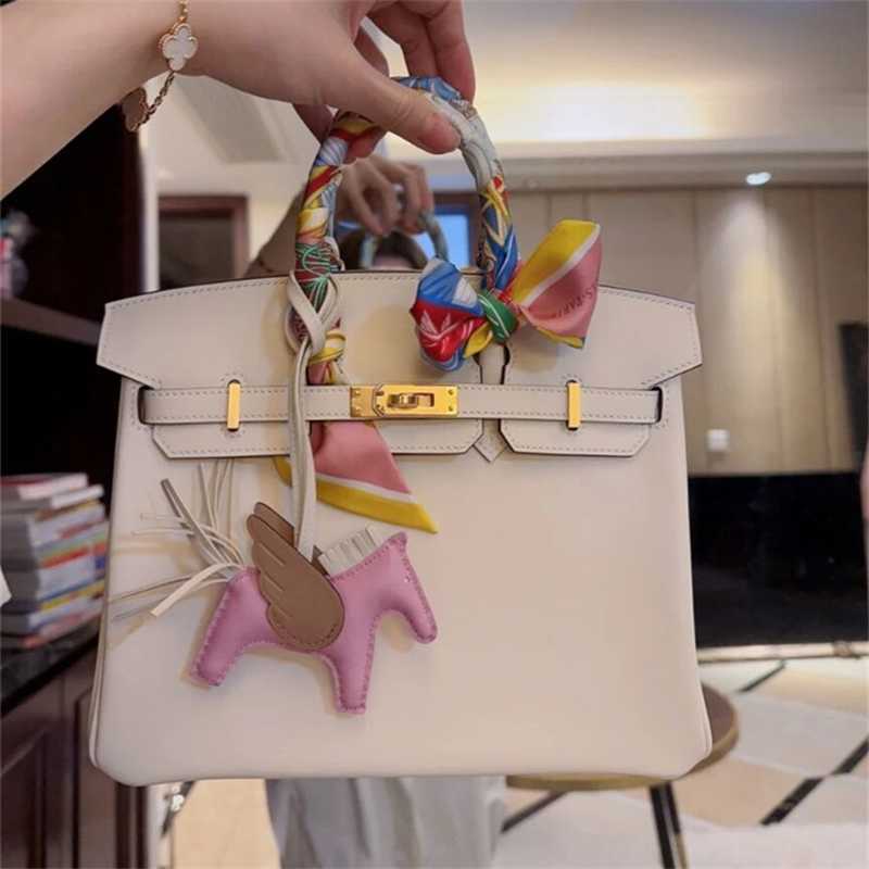 Luxury Bag Birkin Litchi grain women's leather top layer cow leather high quality large capacity handbag 2023 new fashion with logo, Elephant grey 25cm
Luxury Bag Birkin Litchi grain women's leather top layer cow leather high quality large capacity handbag 2023 new fashion with logo, Elephant grey 25cm