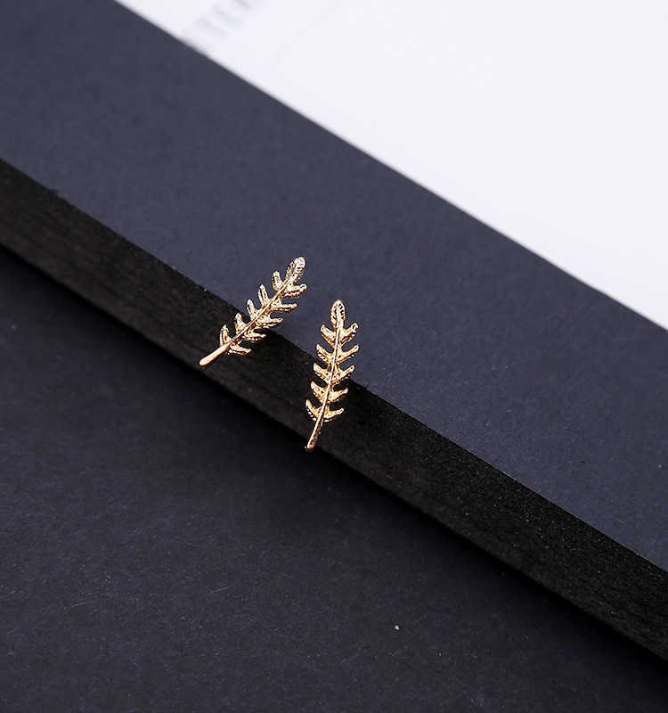 Dangle Chandelier Minimalist Style Leaves Simple Temperament Small Fresh Earrings Female Japanese And Korean Mini Personalized Joker Earrings G230313
Dangle Chandelier Minimalist Style Leaves Simple Temperament Small Fresh Earrings Female Japanese And Korean Mini Personalized Joker Earrings G230313