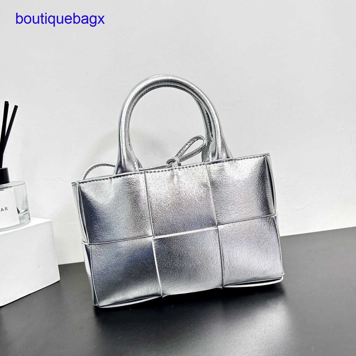 Luxury Bottegss Venetss Arco Evening Bags online store large 2023 new bag autumn and winter texture woven tote women's leather cap With logo CE99, Light brown cowhide-
Luxury Bottegss Venetss Arco Evening Bags online store large 2023 new bag autumn and winter texture woven tote women's leather cap With logo CE99, Light brown cowhide-