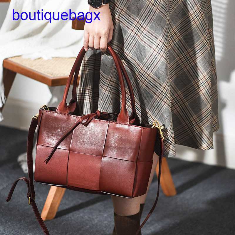 Original edition Luxury Bottegss Venetss Arco Evening Bags online store capacity Designer vegetable woven tanned leather handbag l With logo JEG5, 6472 green
Original edition Luxury Bottegss Venetss Arco Evening Bags online store capacity Designer vegetable woven tanned leather handbag l With logo JEG5, 6472 green