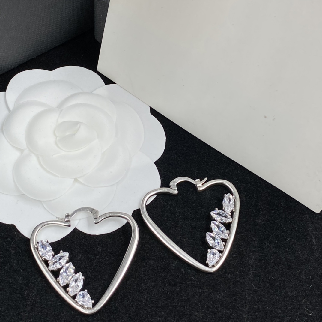 High Quality heart shape Delicate crystal Earrings Designer Fashion diamond Ear Loop Simple Earring for Womens
High Quality heart shape Delicate crystal Earrings Designer Fashion diamond Ear Loop Simple Earring for Womens