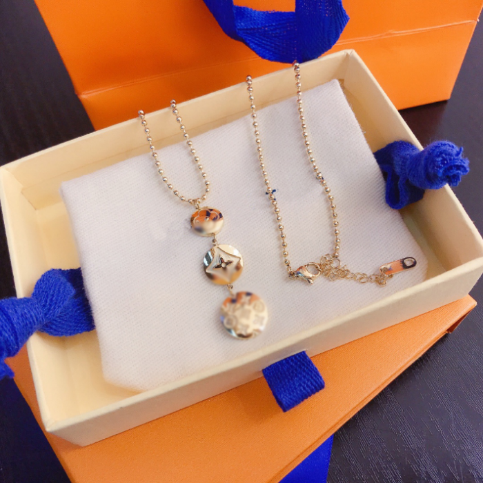 Selected high-grade decorative pendant necklace brand stamp fashionable female charm style 18k gold plated classic brand design jewelry accessories delicate
Selected high-grade decorative pendant necklace brand stamp fashionable female charm style 18k gold plated classic brand design jewelry accessories delicate