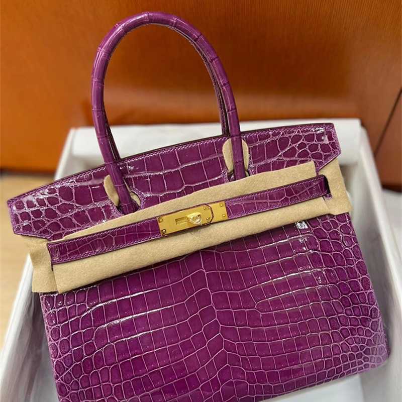 Luxury Bag Birkin High-end hand-stitched shiny Nile crocodile leather large capacity 30 women's leather with logo, Black5
Luxury Bag Birkin High-end hand-stitched shiny Nile crocodile leather large capacity 30 women's leather with logo, Black5