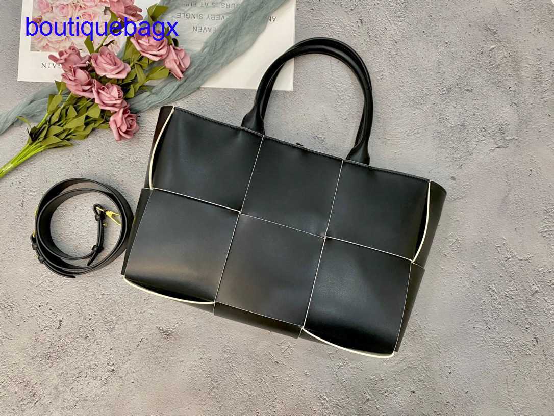 Original edition Luxury Bottegss Venetss Arco Evening Bags online store Women's DIVANI Woven handbag Tote Bag Single-shoulder Larg With logo B4TJ, Black and white edge
Original edition Luxury Bottegss Venetss Arco Evening Bags online store Women's DIVANI Woven handbag Tote Bag Single-shoulder Larg With logo B4TJ, Black and white edge