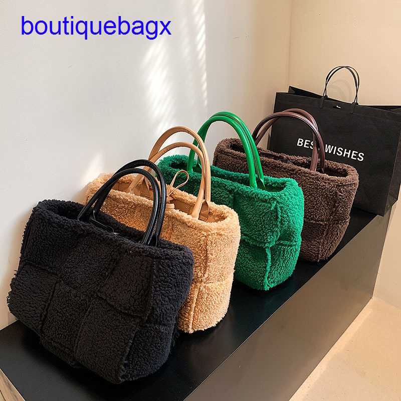 Luxury Bottegss Venetss Arco Evening Bags online store Women's bag 2023 winter new handbag hand bags fashion plush satchel With logo 0F44, Black6
Luxury Bottegss Venetss Arco Evening Bags online store Women's bag 2023 winter new handbag hand bags fashion plush satchel With logo 0F44, Black6