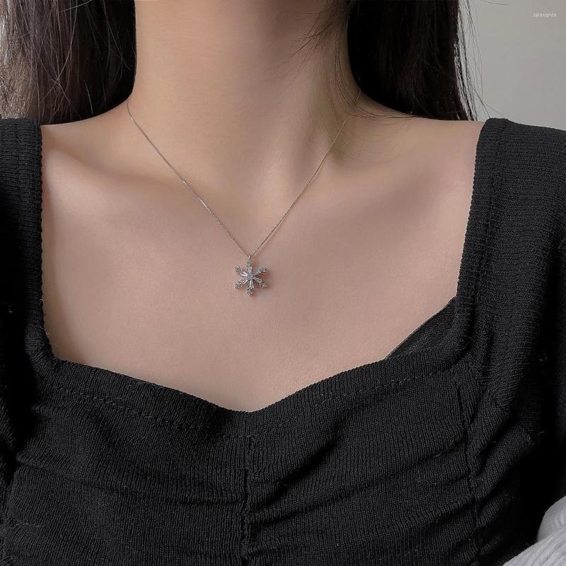 Pendant Necklaces QiLuxy Shiny Zircon Snowflake Stainless Steel Chain For Women Fashion Rotatable Jewelry
Pendant Necklaces QiLuxy Shiny Zircon Snowflake Stainless Steel Chain For Women Fashion Rotatable Jewelry
