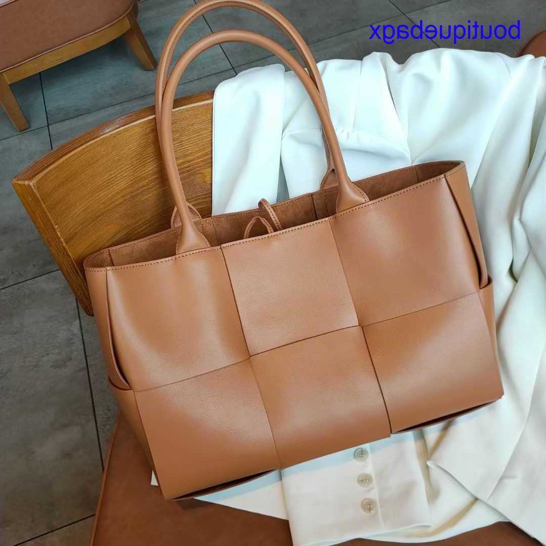 Luxury Bottegss Venetss Arco Evening Bags online store bag hand Chessboard leather new hand large woven capacity Tote Bag Fashion With logo 4AYU, Medium light caramel
Luxury Bottegss Venetss Arco Evening Bags online store bag hand Chessboard leather new hand large woven capacity Tote Bag Fashion With logo 4AYU, Medium light caramel