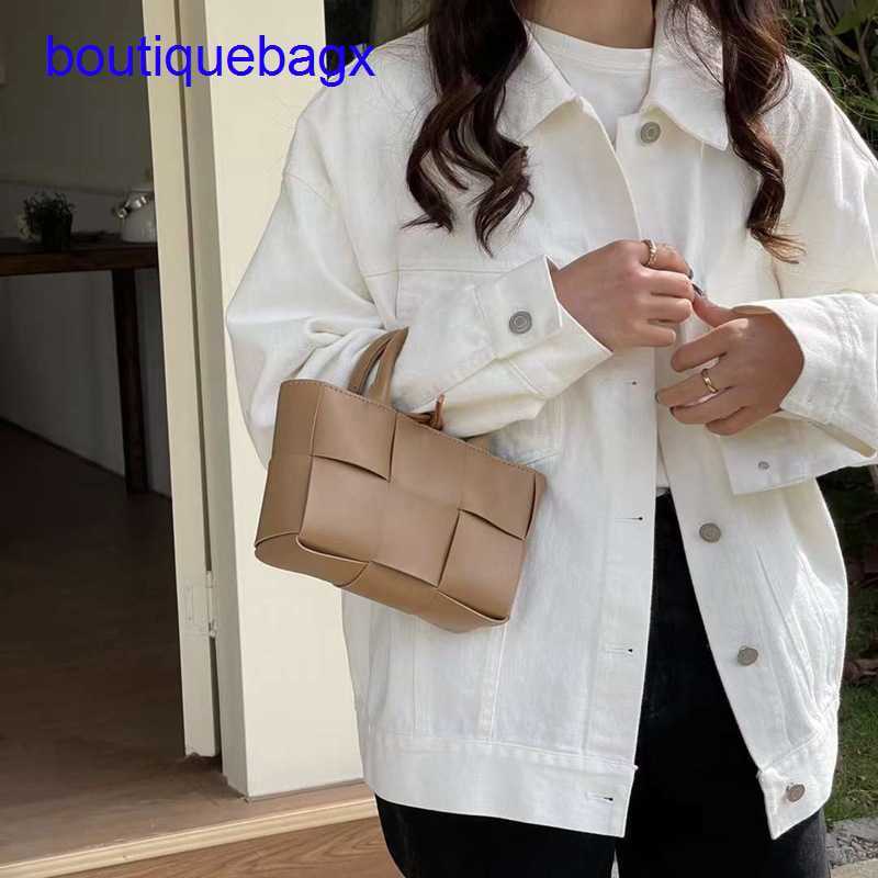 Luxury Bottegss Venetss Arco Evening Bags online store textured Large Korean bag women's style 2023 new shoulder large capacity wo With logo 4ZE9, Green10
Luxury Bottegss Venetss Arco Evening Bags online store textured Large Korean bag women's style 2023 new shoulder large capacity wo With logo 4ZE9, Green10