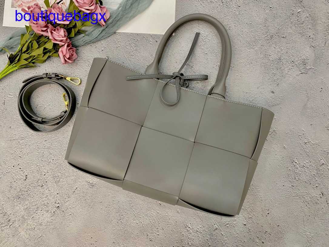 Original edition Luxury Bottegss Venetss Arco Evening Bags online store DIVANI Woven Tote Bag Single-shoulder Women's handbag Larg With logo SJOB, Black and white edge
Original edition Luxury Bottegss Venetss Arco Evening Bags online store DIVANI Woven Tote Bag Single-shoulder Women's handbag Larg With logo SJOB, Black and white edge