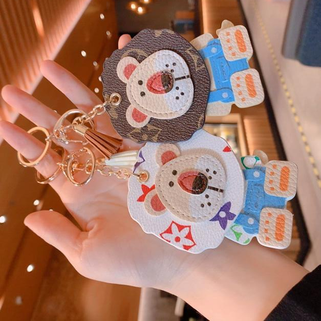 Presbyopia Round Model Key Chain Buckle Lovers Car Keychain Handmade Leather Designers Brand Letter Print Flower Keychains Pendant Accessories Gifts
Presbyopia Round Model Key Chain Buckle Lovers Car Keychain Handmade Leather Designers Brand Letter Print Flower Keychains Pendant Accessories Gifts